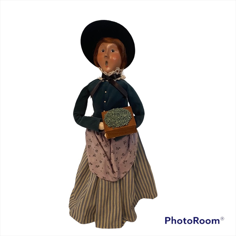 BYERS’ CHOICE CAROLER LADY WOMAN BAYBERRIES XMAS 2001 VINTAGE RETIRED HOME DECOR